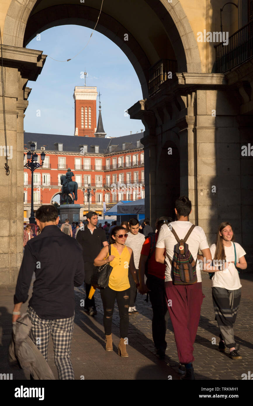 Tour de l'église Santa Cruz avec la Plaza Mayor, Madrid, Espagne Banque D'Images