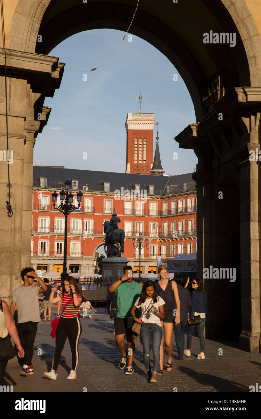 Tour de l'église Santa Cruz avec la Plaza Mayor, Madrid, Espagne Banque D'Images