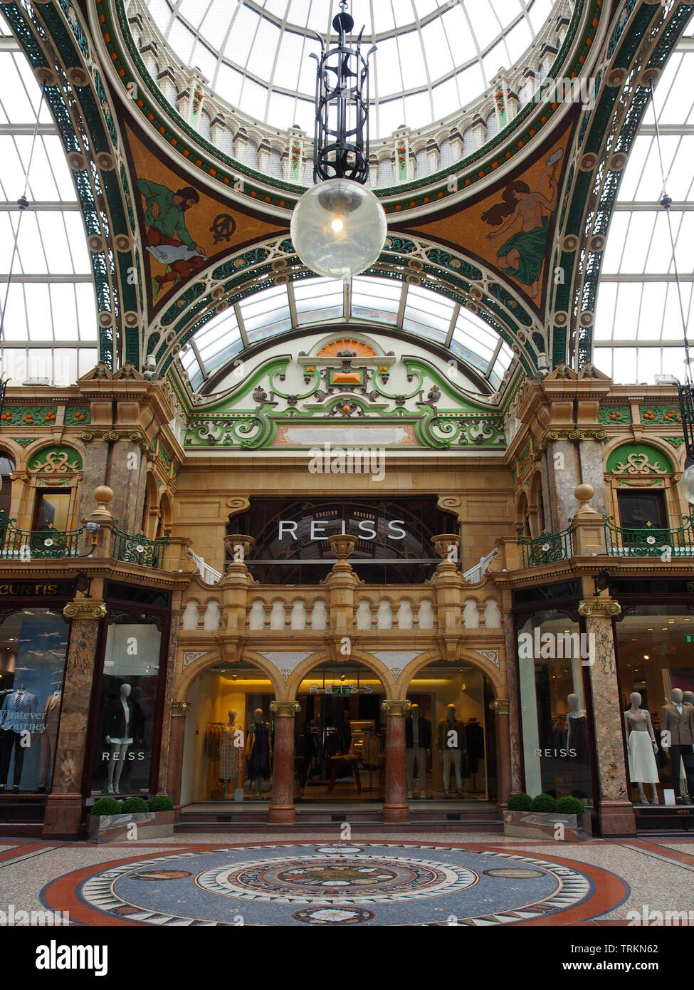 Arcade dans le comté de Victoria, au centre de Leeds, Yorkshire. Banque D'Images