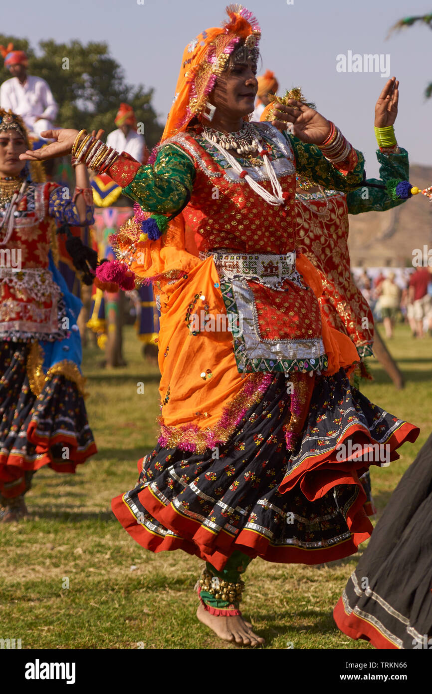 Danseurs tribaux à l'assemblée annuelle du festival de l'éléphant à Jaipur, capitale du Rajasthan. Banque D'Images