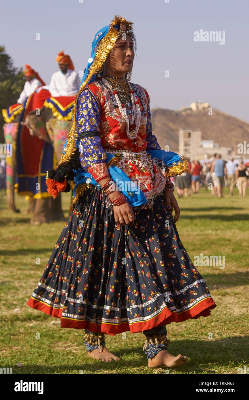 Danseurs tribaux à l'assemblée annuelle du festival de l'éléphant à Jaipur, capitale du Rajasthan. Banque D'Images