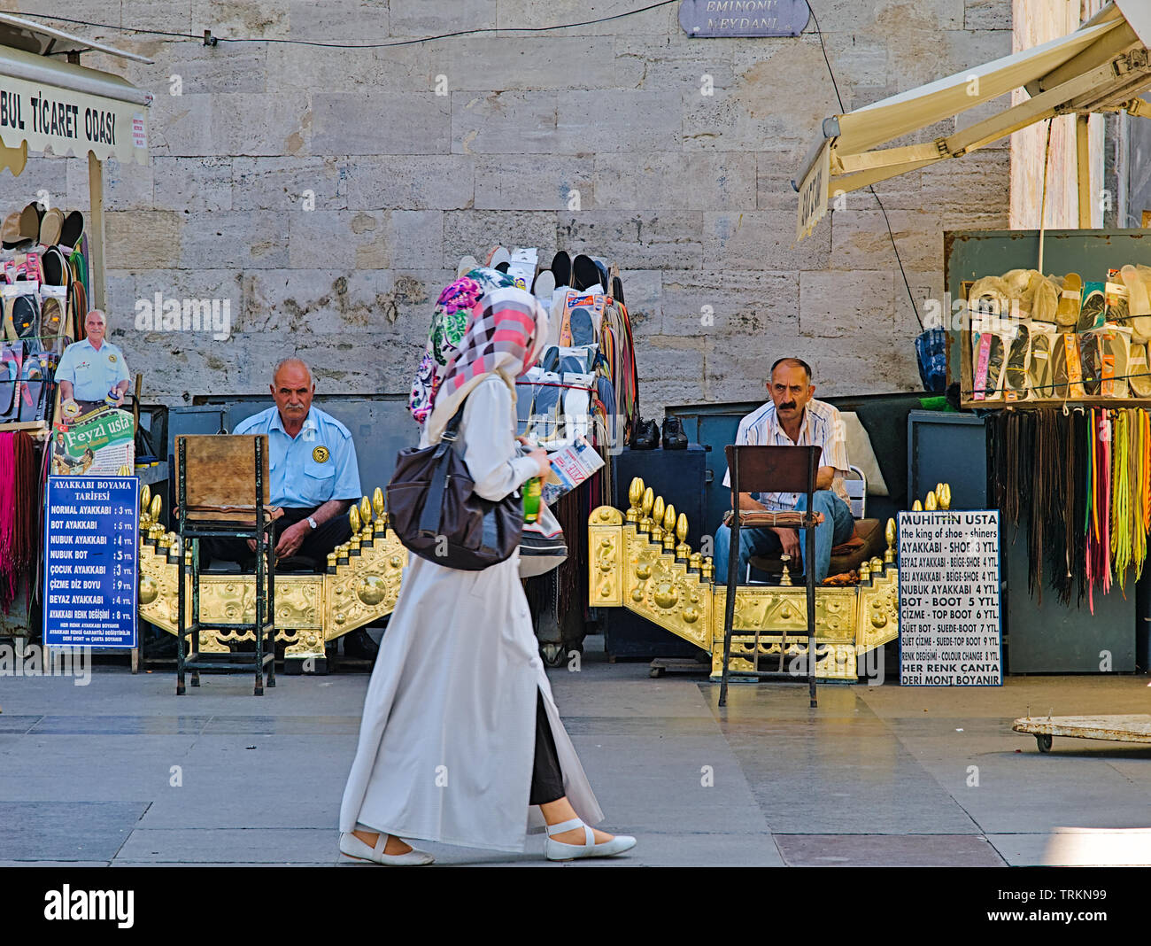 Istanbul, Turquie - 05/29/2010 : Femme avec foulard passé marche cireurs traditionnel avec des moustaches au district d'Eminonu. Banque D'Images