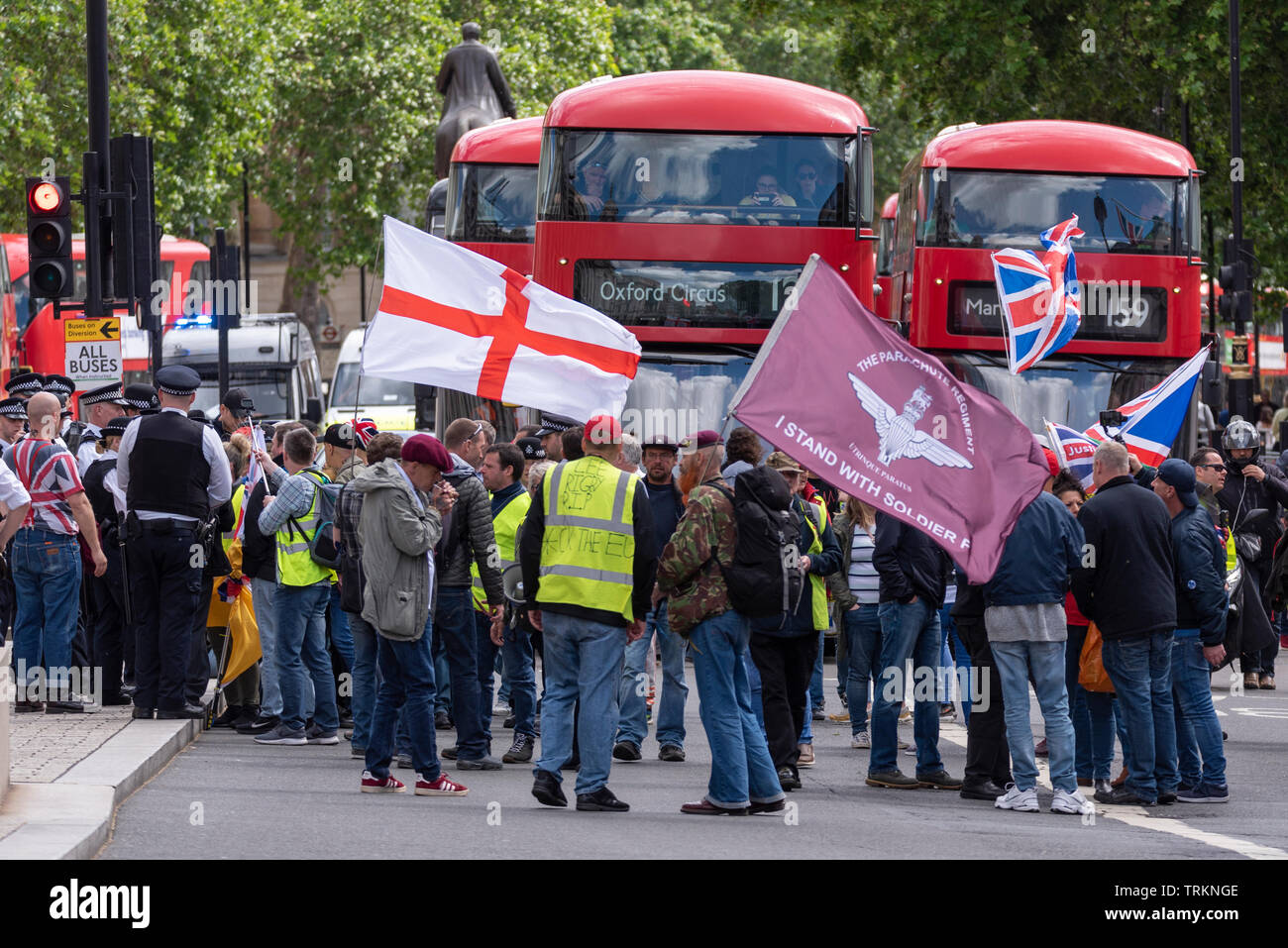 Gilet jaune protestataires se tenait devant le trafic de Whitehall, Londres, UK attirer le trafic à l'arrêt. Ils protestent à propos de l'absence d'action sur le résultat du référendum Brexit Banque D'Images