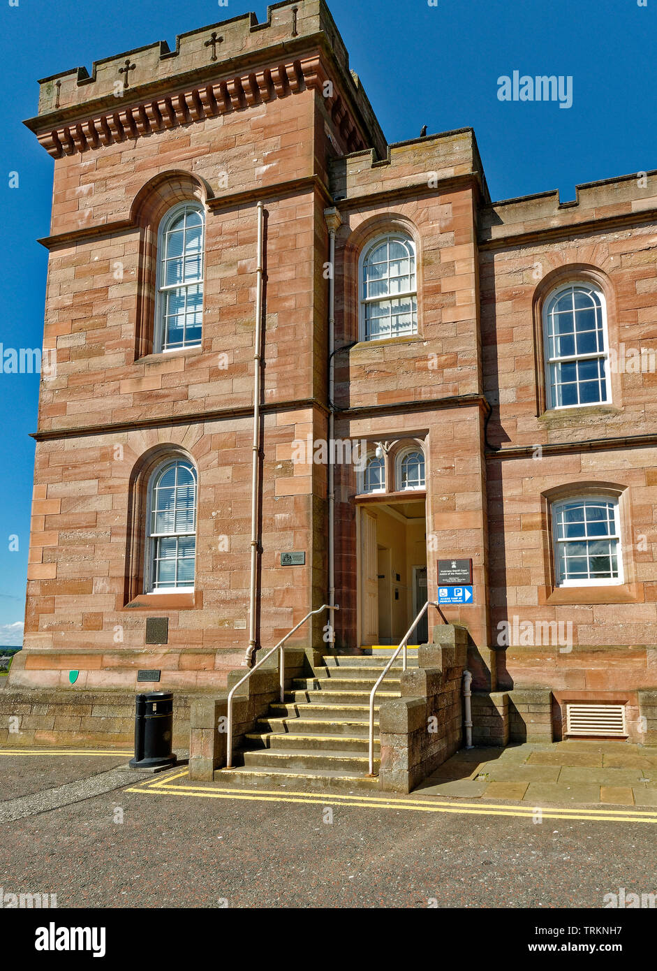La ville d'INVERNESS ECOSSE VILLE CENTRALE L'ENTRÉE DE LA SHERIFF COURT DANS LE CHÂTEAU EN PIERRE ROUGE Banque D'Images