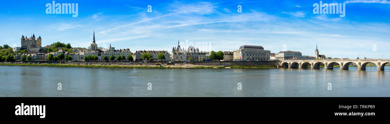 Vue sur la ville avec château et l'église de Saint Pierre de Saumur, Département Maine-et-Loire, région Pays de la Loire, France Banque D'Images