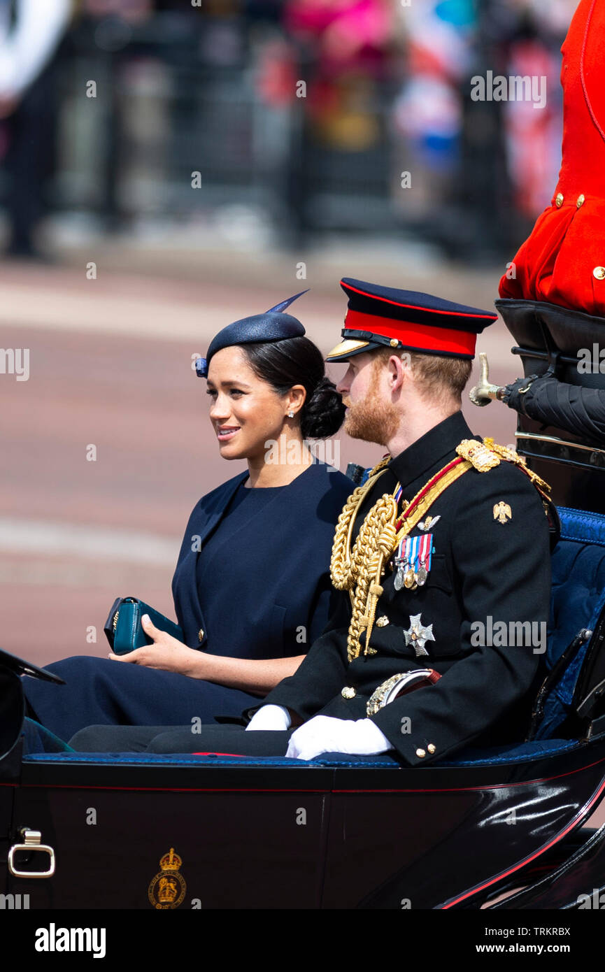 Londres, Royaume-Uni. 08 juin 2019. Les membres de la famille royale de Buckingham Palace pour en arriver à la parade la cérémonie des couleurs. Sa Majesté la Reine monta sur son transport seulement, alors que le duc et la duchesse de Sussex partagé un chariot avec la duchesse de Cambridge et la duchesse de Cornouailles. Credit : Benjamin Wareing/Alamy Live News Banque D'Images