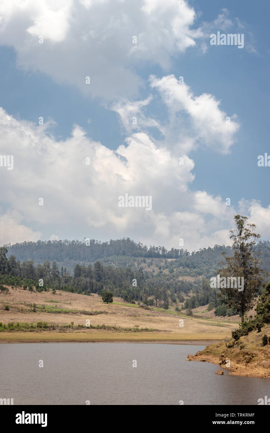 Vue sur le lac à echo village image est prise à kodaikanal montrant la nature des droits de l'amour Banque D'Images