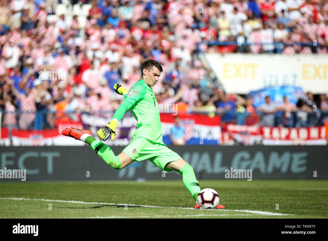 Osijek, Croatie. Le 08 juin, 2019. Dominik Livakov, le gardien de but de la Croatie dans l'action. Croatie v Pays de Galles, l'UEFA Euro 2020, groupe E match qualificatif à l'Gradski Stadion à Osijek, Croatie le samedi 8 juin 2019. Ce droit ne peut être utilisé qu'à des fins rédactionnelles. Utilisez uniquement rédactionnel, pic de Gareth John/Andrew Orchard la photographie de sport/Alamy live news Crédit : Andrew Orchard la photographie de sport/Alamy Live News Banque D'Images