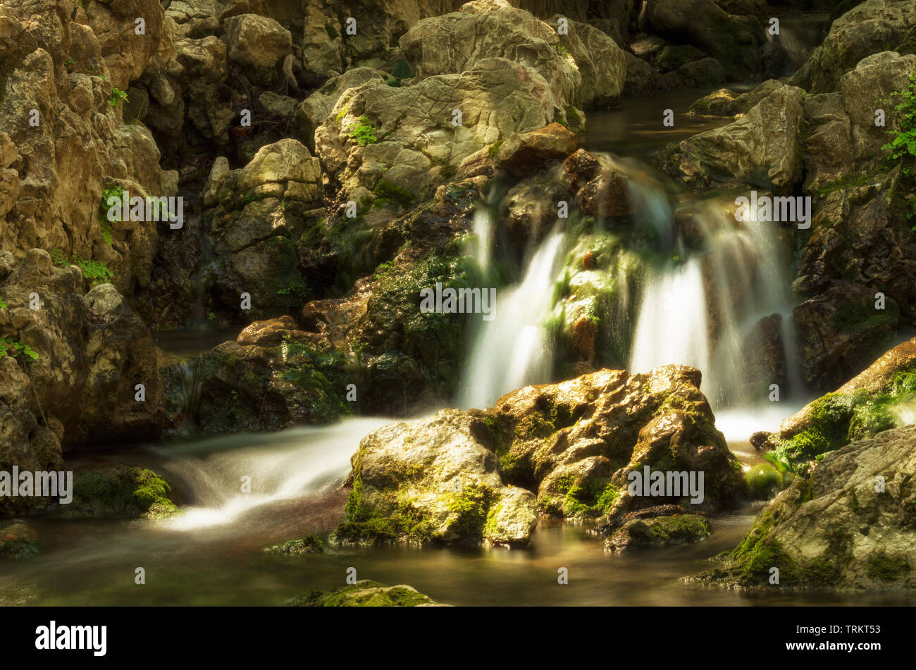 Petite cascade et ruisseau de l'eau entre les roches en été (sept sources, Rhodes (Grèce) Banque D'Images
