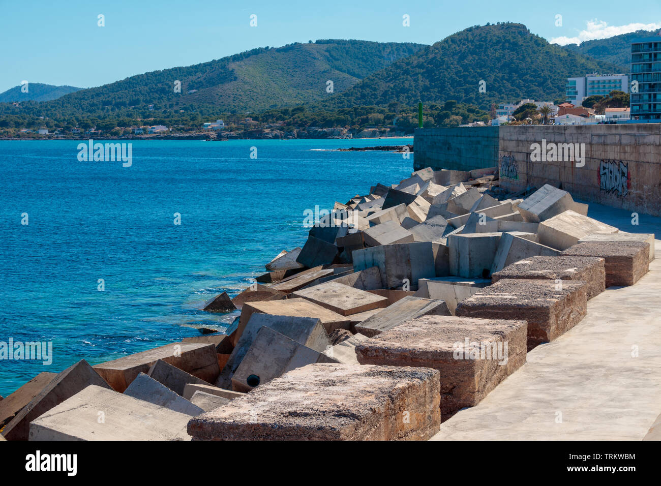 Gros cubes de béton servent à briser les vagues et de protéger le port de l'autre côté. Cala Ratjada, Mallorca, Espagne. Banque D'Images