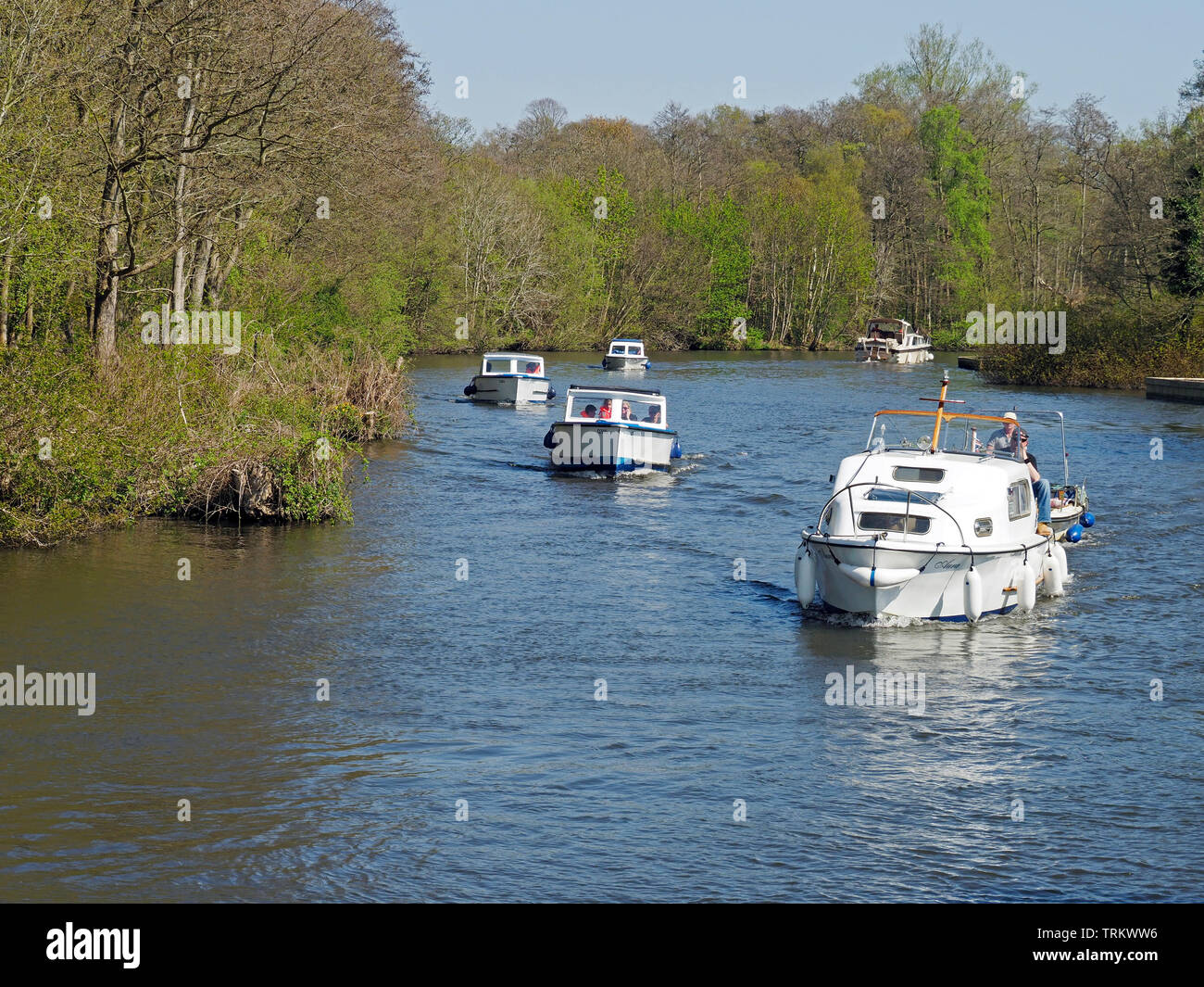 Vedette à moteur et bateaux jour profitez d'une journée ensoleillée sur la rivière Bure près de Wroxham sur les Norfolk Broads. Banque D'Images