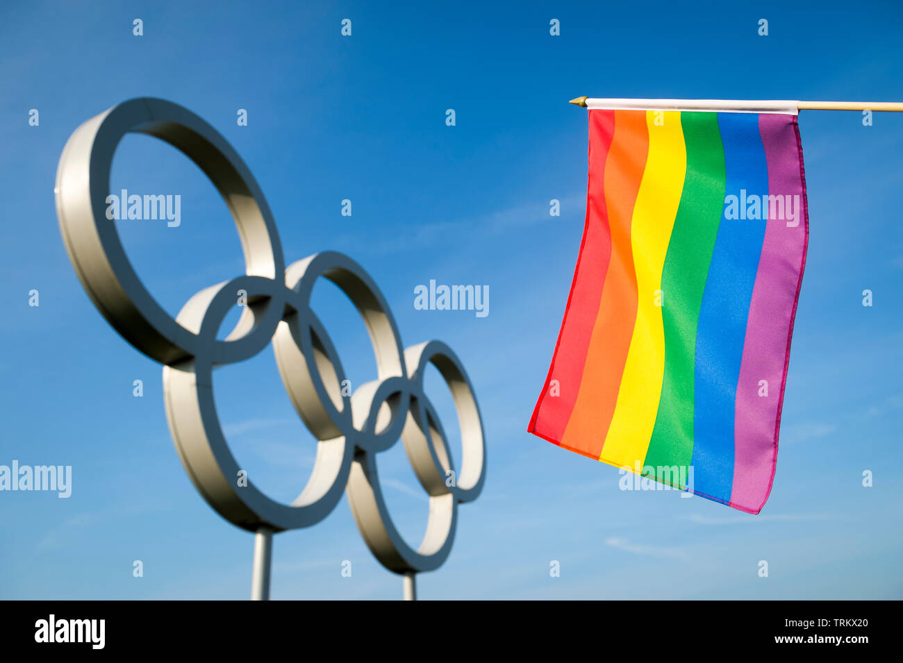 Londres - 4 mai 2019 : une gay pride rainbow flag est en face d'anneaux olympiques sous ciel bleu. Banque D'Images