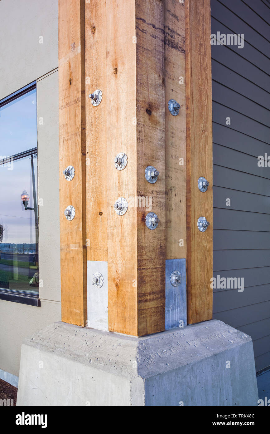 Pilier en bois d'extérieur ou d'une colonne à l'aide de boulons et écrous  pour le montage Photo Stock - Alamy