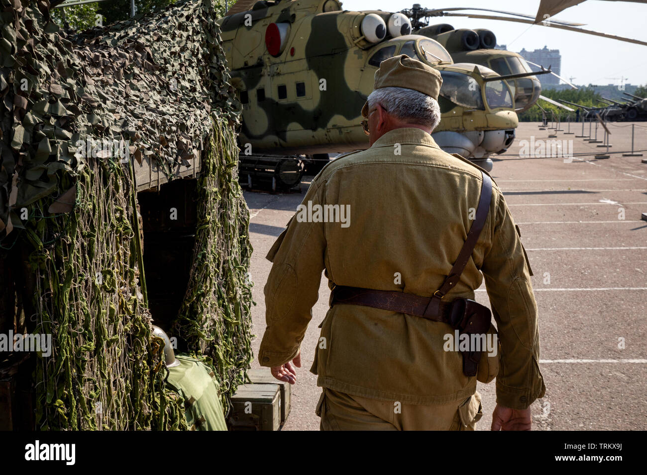 Un homme au cours de la reconstruction historique de l'armée soviétique en Afghanistan aérodrome militaire (guerre d'Afghanistan) pendant le festival de fois et les époques Banque D'Images
