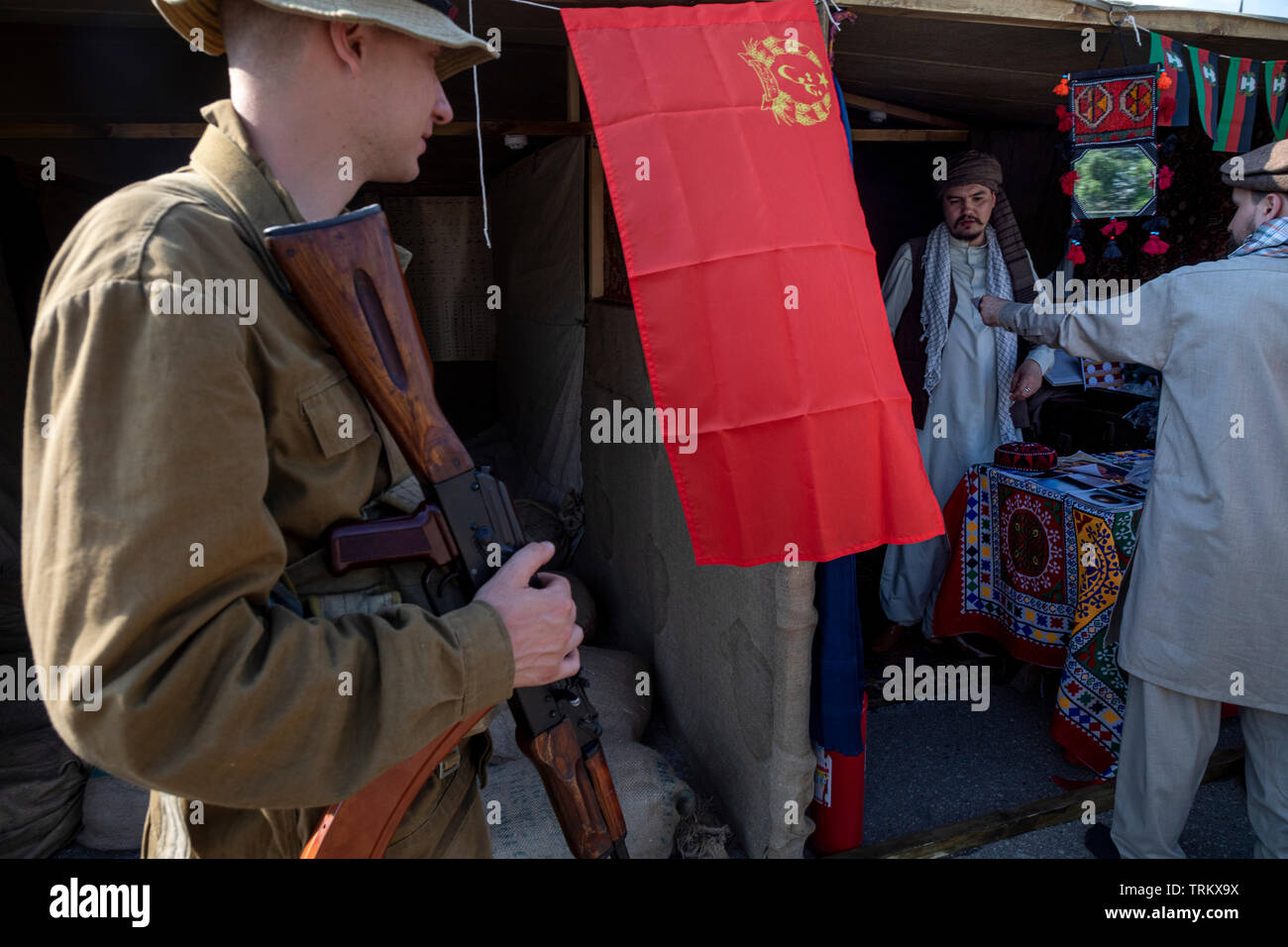 Les soldats de l'armée soviétique dans le marché afghan au cours de la guerre en Afghanistan (1979-1989). La reconstruction historique pendant le festival 'Times' et des époques à Moscou Banque D'Images