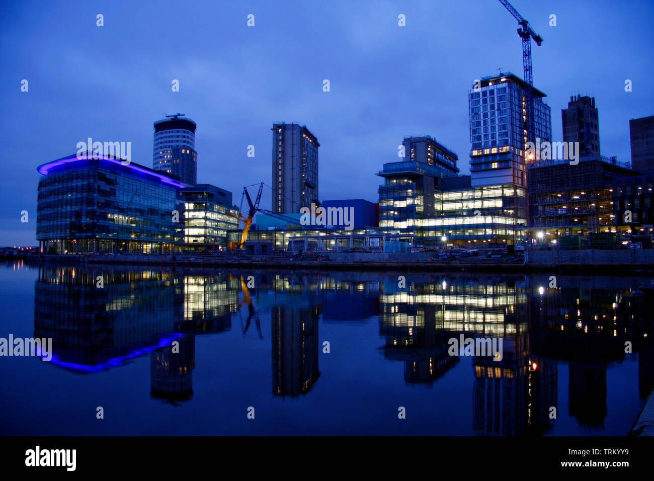 Centre des médias de la BBC, Salford Quays au crépuscule. Manchester UK. Banque D'Images