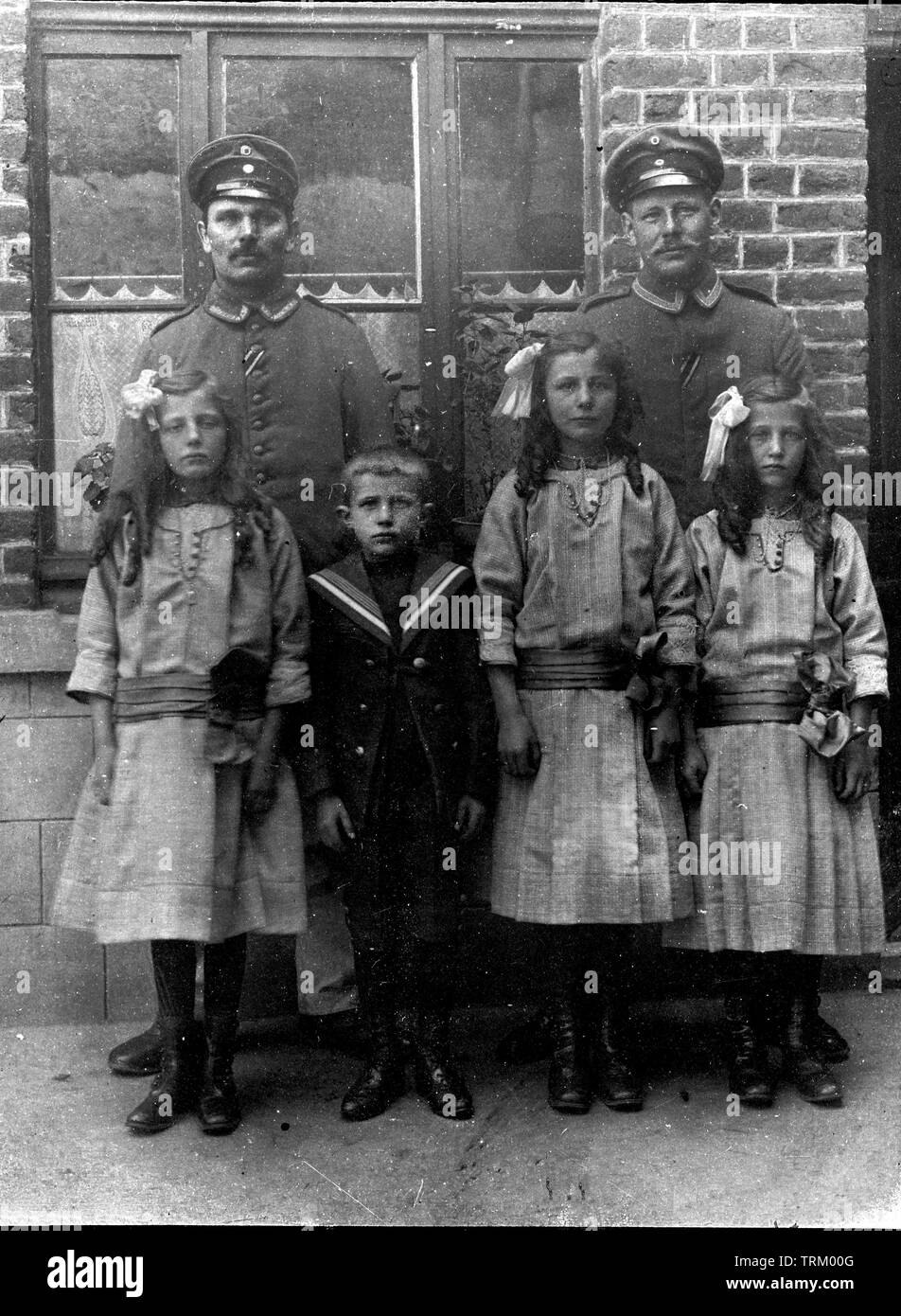 WW1 officiers allemands avec quatre enfants Banque D'Images