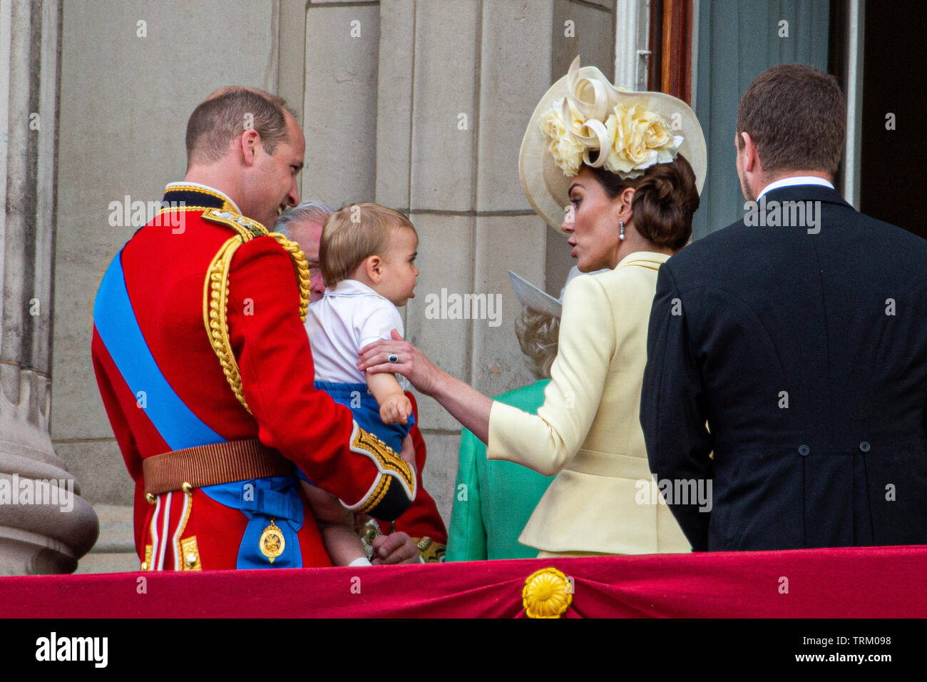 Photo datée du 8 juin montre le Prince William, Catherine duchesse de Cambridge, le Prince Louis, à la parade la couleur à Londres aujourd'hui. L'anniversaire officiel de la Reine a été marquée avec la parade annuelle de la parade de couleur. Elle a été rejoint par des membres de sa famille et des milliers de spectateurs à regarder l'écran en Horse Guards Parade dans Whitehall. Le Prince de Galles, la duchesse de Cornwall, le duc et la duchesse de Cambridge et le duc et la duchesse de Sussex est allé(e) à tous. La reine a célébré son 93e anniversaire en avril. Les colonels royale - le Prince de Galles, le colonel de la Garde galloise Banque D'Images