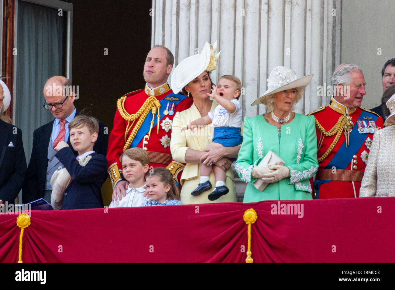 Photo datée du 8 juin montre le Prince William, Catherine duchesse de Cambridge, le Prince Louis, Prince George et la Princesse Charlotte à la parade la couleur à Londres aujourd'hui. L'anniversaire officiel de la Reine a été marquée avec la parade annuelle de la parade de couleur. Elle a été rejoint par des membres de sa famille et des milliers de spectateurs à regarder l'écran en Horse Guards Parade dans Whitehall. Le Prince de Galles, la duchesse de Cornwall, le duc et la duchesse de Cambridge et le duc et la duchesse de Sussex est allé(e) à tous. La reine a célébré son 93e anniversaire en avril. Les colonels royale - le Prince Banque D'Images