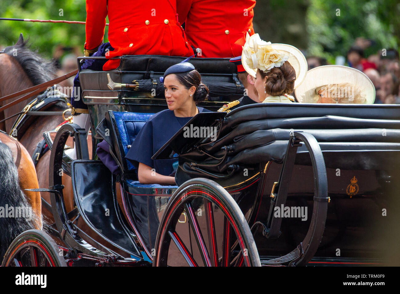 Photo datée du 8 juin montre Meghan,Duchesse de Sussex,Prince Harry et Catherine duchesse de Cambridge à la parade la couleur à Londres aujourd'hui. L'anniversaire officiel de la Reine a été marquée avec la parade annuelle de la parade de couleur. Elle a été rejoint par des membres de sa famille et des milliers de spectateurs à regarder l'écran en Horse Guards Parade dans Whitehall. Le Prince de Galles, la duchesse de Cornwall, le duc et la duchesse de Cambridge et le duc et la duchesse de Sussex est allé(e) à tous. La reine a célébré son 93e anniversaire en avril. Les colonels royale - le Prince de Galles, le colonel de la W Banque D'Images