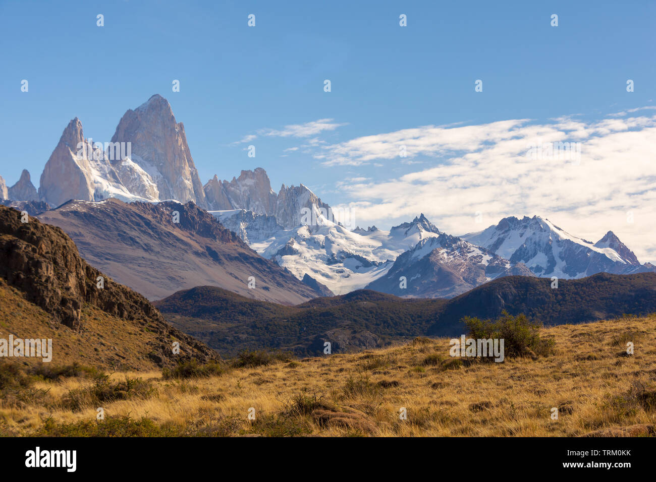 Une vue sur la montagne Fitz Roy, une partie de la cordillère des Andes à l'extérieur de la ville d'El Chalten en Patagonie de l'Argentine. Banque D'Images