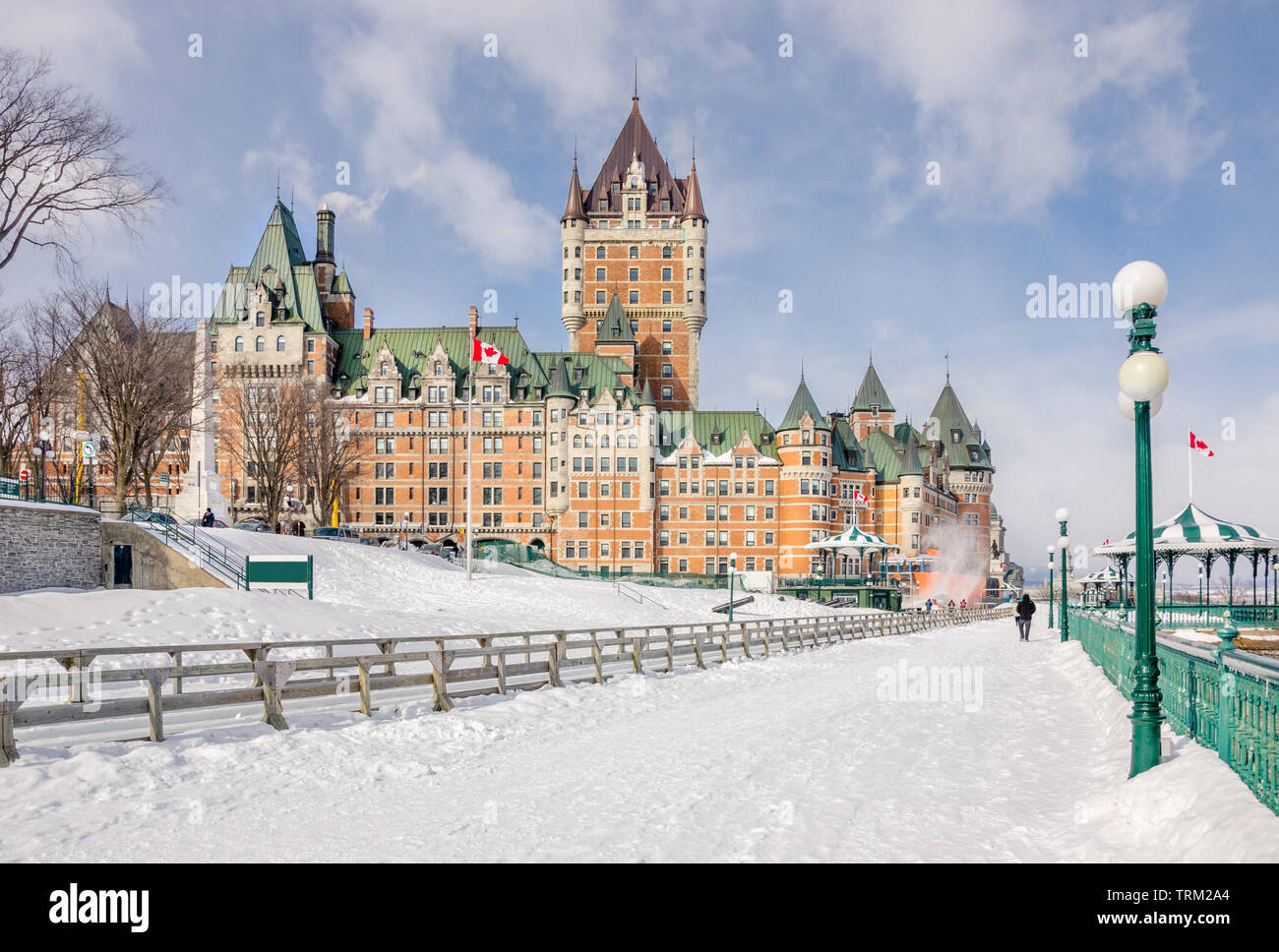 Vue sur le Château Frontenac et la terrasse Dufferin couvertes de neige sur une froide journée d'hiver. La ville de Québec, Canada. Banque D'Images