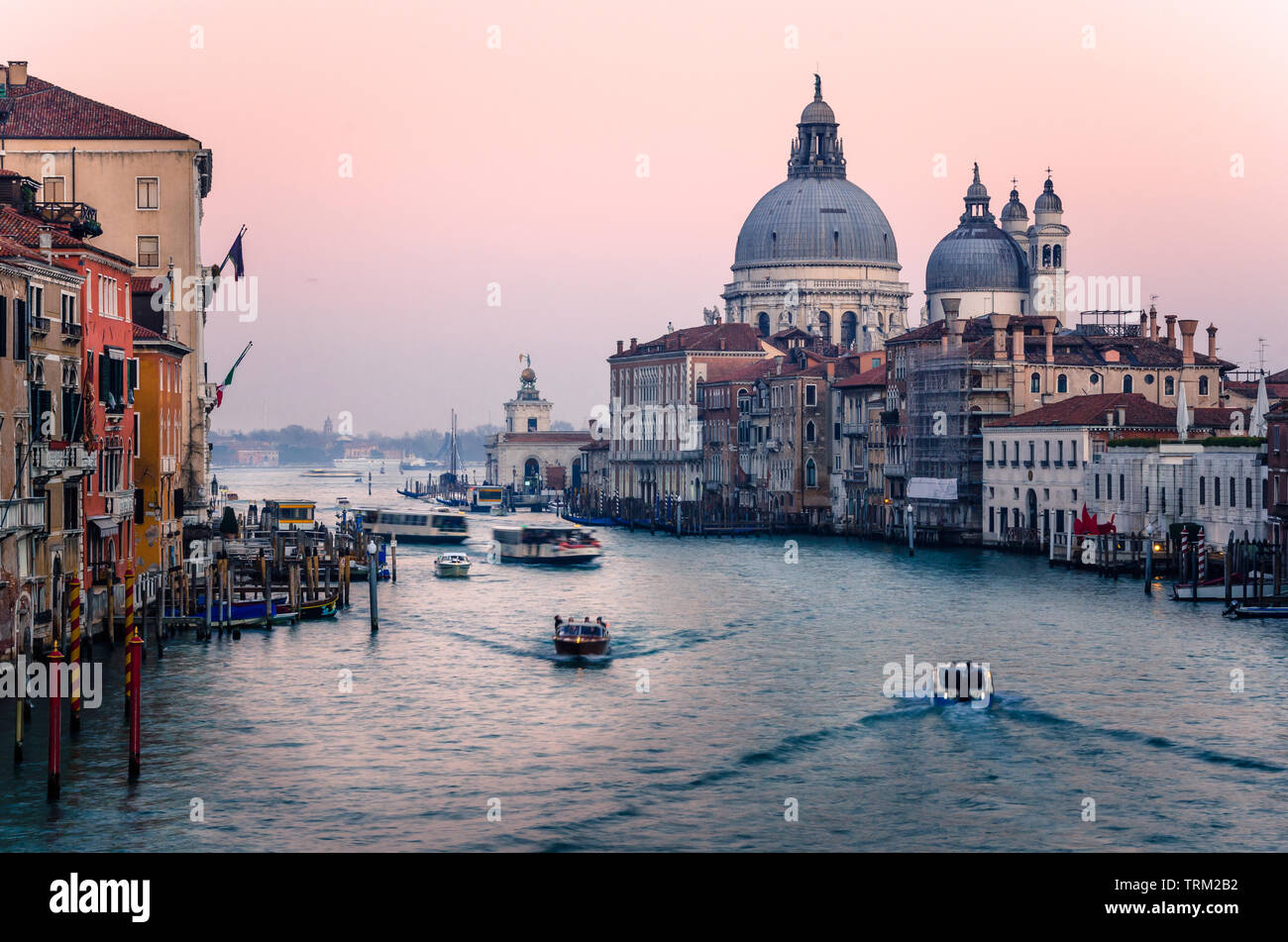 Grand Canal de Venise au crépuscule sur une journée d'hiver Banque D'Images