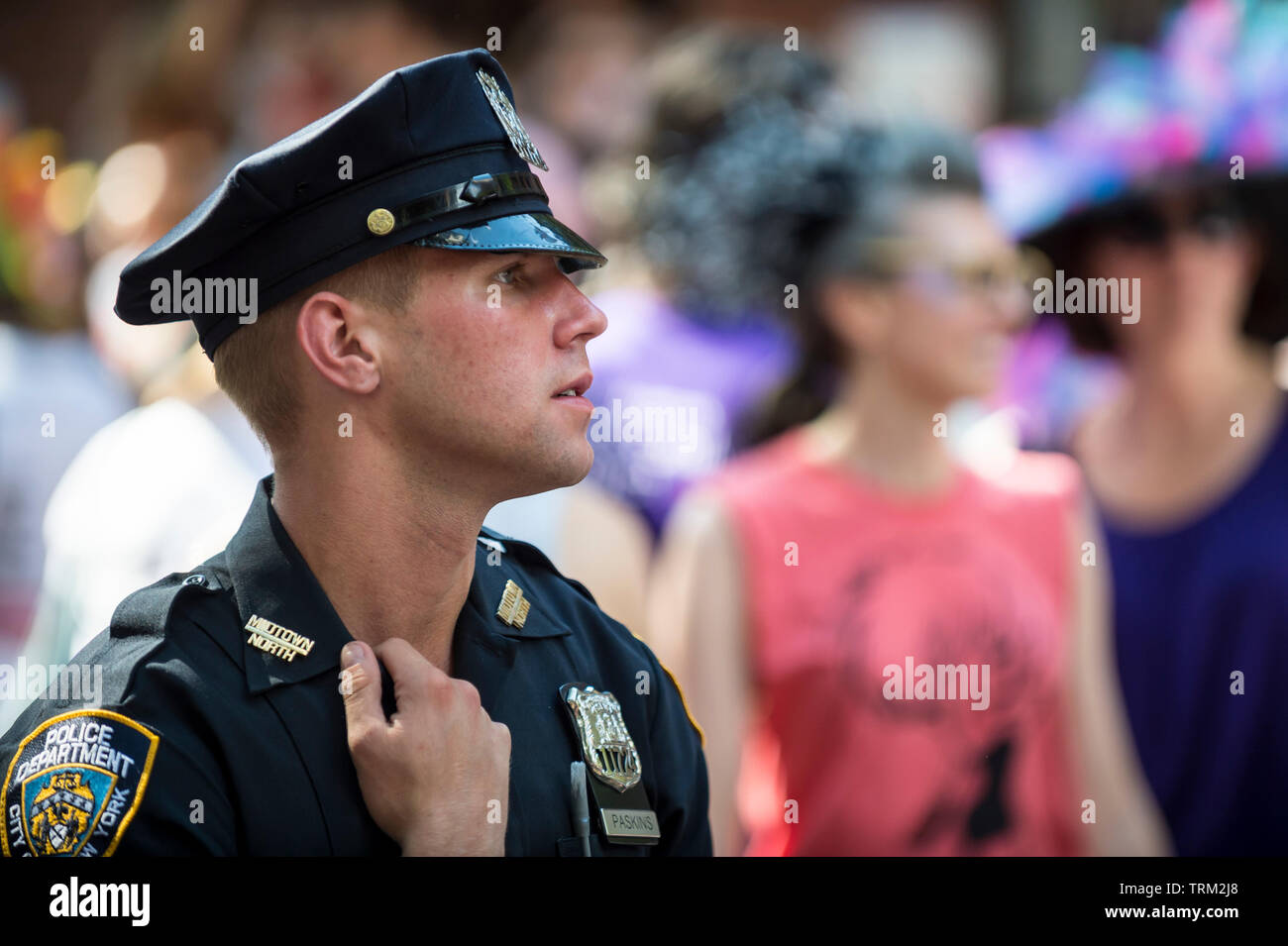 NEW YORK - 25 juin 2017 : un jeune officier de police NYPD fournit la sécurité en marge de la Gay Pride Parade annuelle à Greenwich Village. Banque D'Images