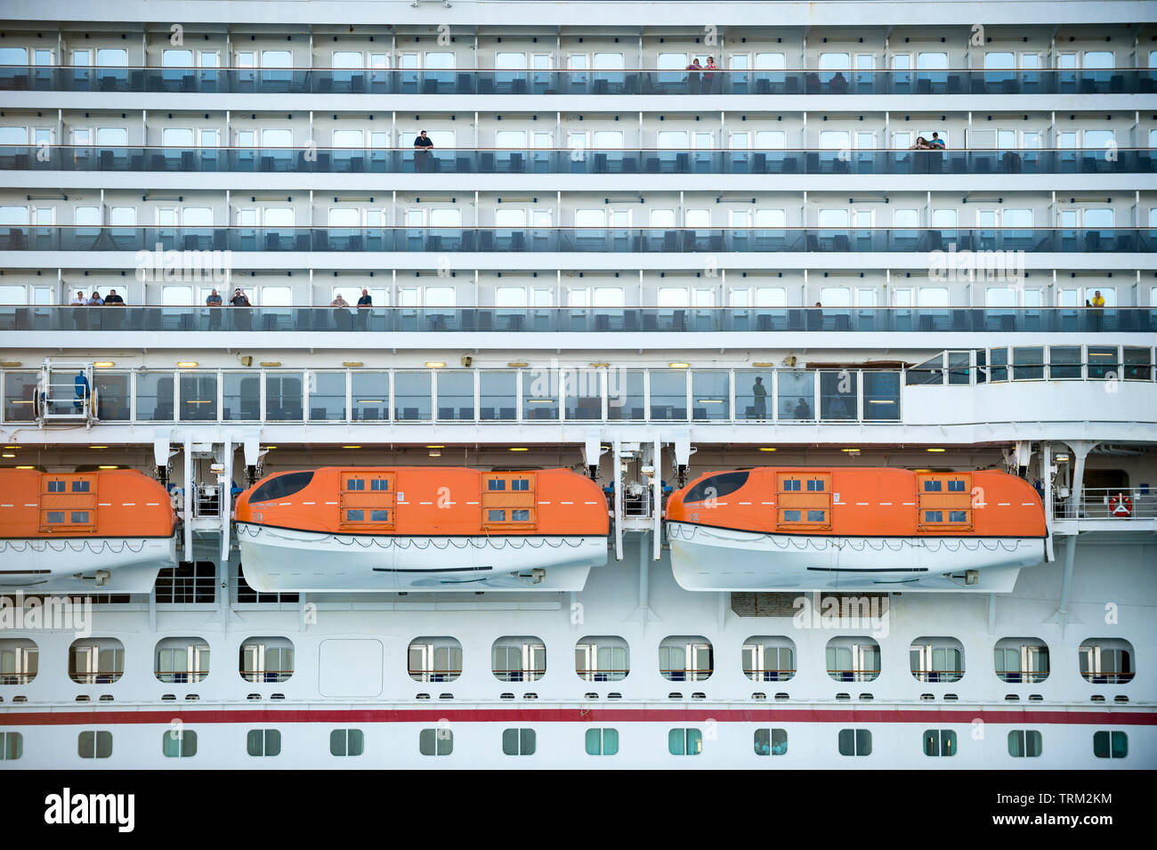 MIAMI - AOÛT, 2018 : l'imposant navire de croisière Carnival Magic jette une ombre sur la rive qu'il quitte Port Miami, le terminal des croisières. Banque D'Images