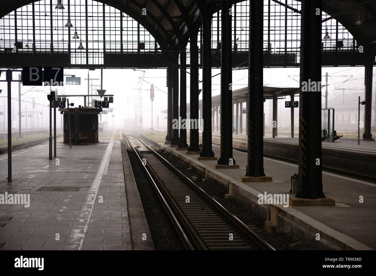 L'entrée d'une gare dans le brouillard avec les voies ferrées et les plates-formes. Banque D'Images