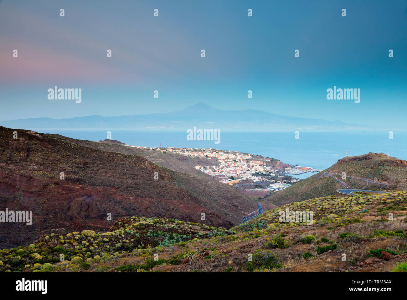 L'Europe, Espagne, Canaries, La Gomera, site de la biosphère de l'Unesco, San Sebastian de la Gomera, Tenerife, dans l'arrière-plan Banque D'Images