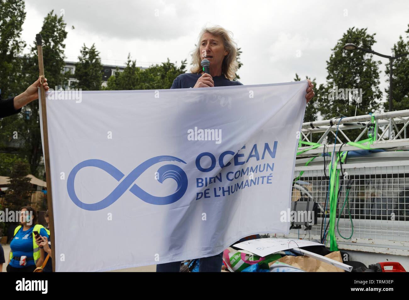 Paris, France. 8 juin, 2019. Catherine Chabaud, navigatrice parle pour dénoncer la surpêche et la pollution marine à l'occasion de la Journée mondiale de l'Océan Banque D'Images