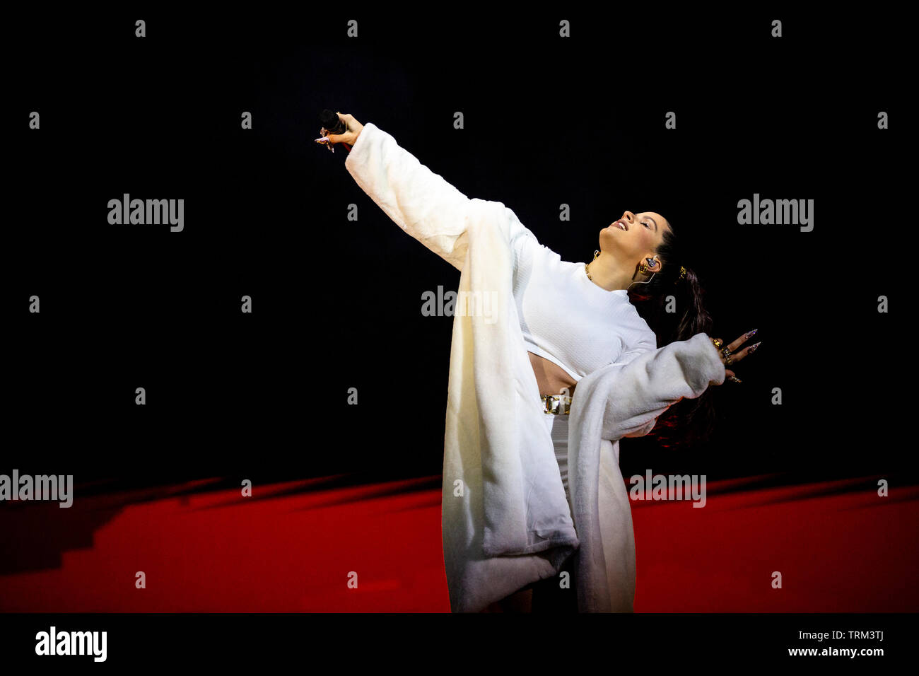 Chanteur espagnol, Rosalía (Rosalía Vila Tobella), est vu en live à l'étape au cours de nos Primavera Sound Festival 2019 s'est tenue à Porto, Portugal. Banque D'Images