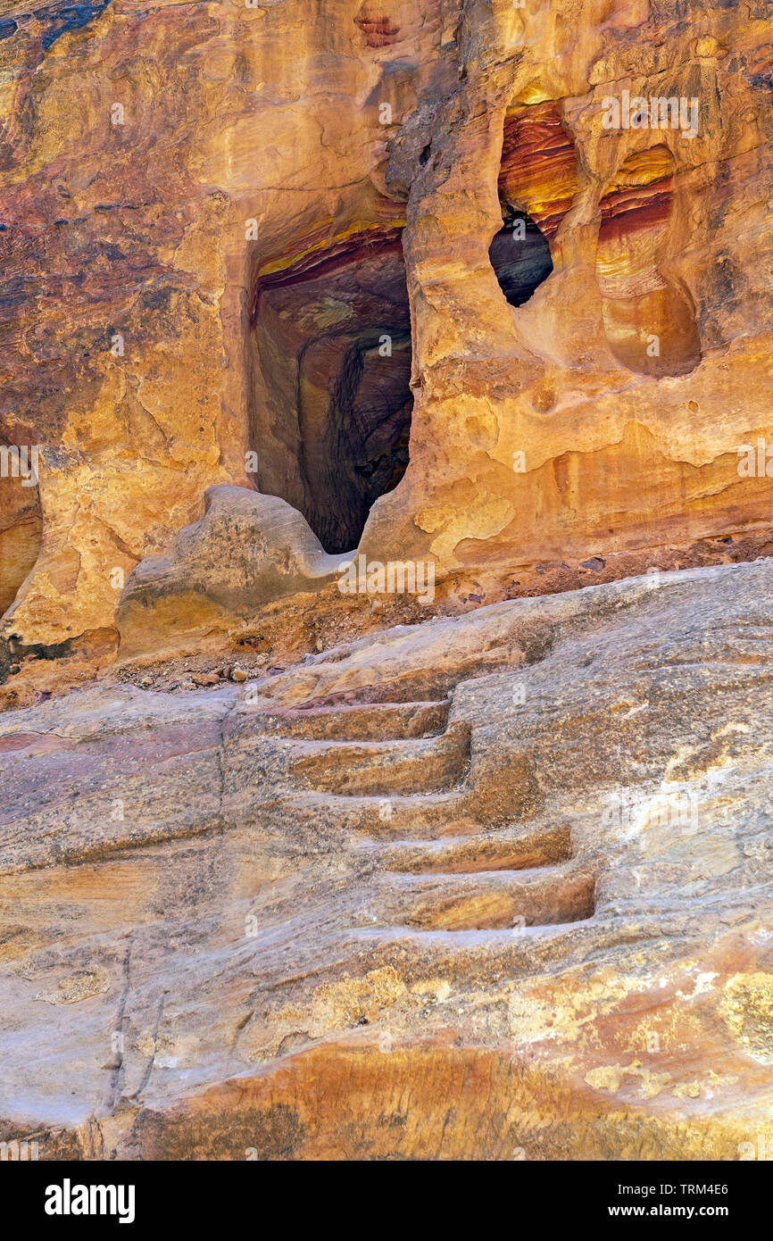 Coupe de main marches menant à un tombeau dans le chemin à Petra, Jordanie Banque D'Images