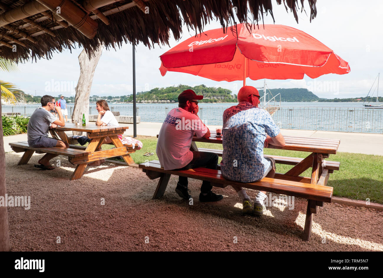 Les touristes se détendre dans un café sur l'estran à Port Vila, l'île d'Efate, Vanuatu, Mélanésie Banque D'Images