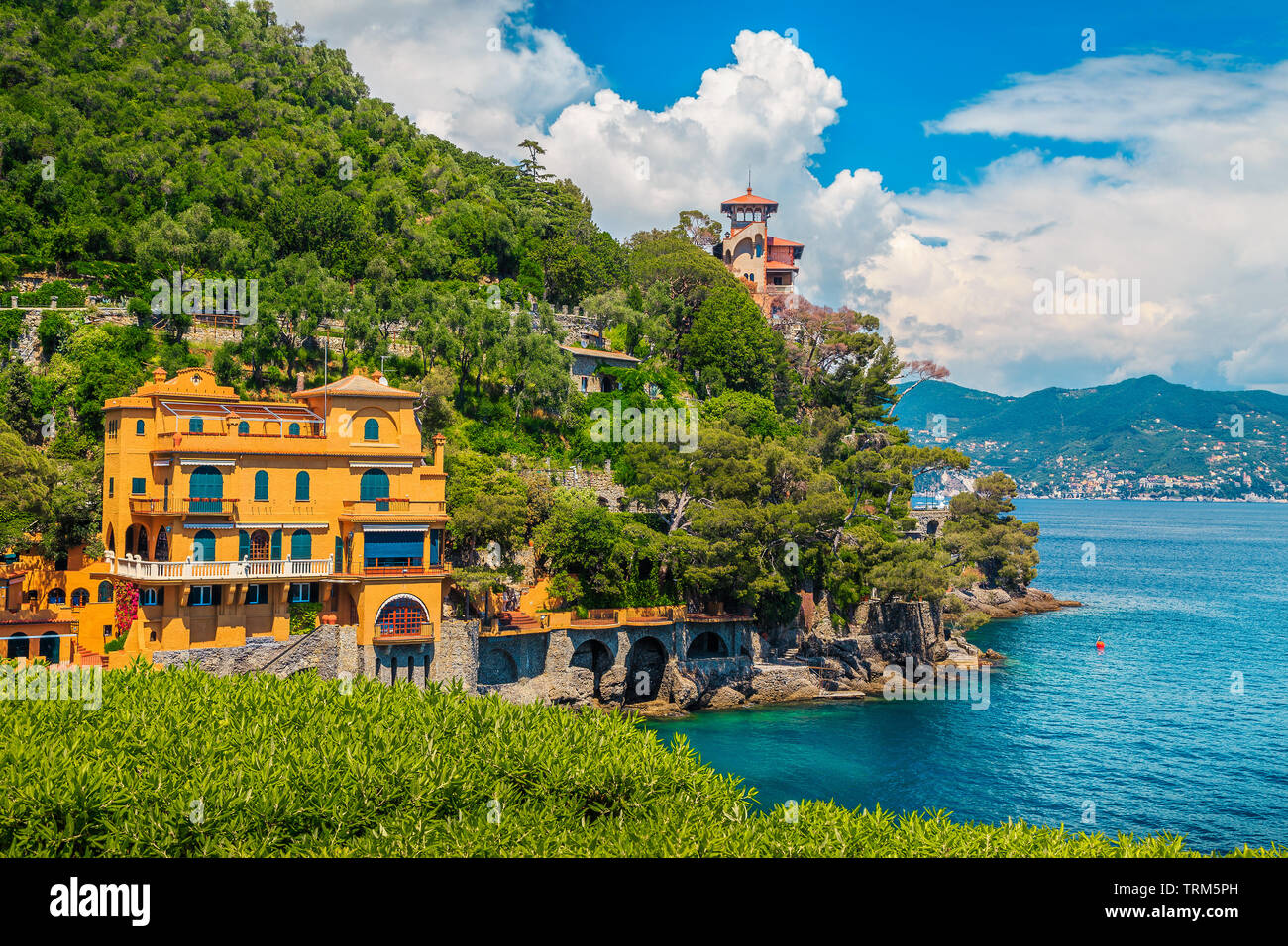 Maison de vacances d'été, lieu pittoresque coloré méditerranée luxury seaside villas et magnifique baie avec de l'eau turquoise, Portofino, ligurie, italie Banque D'Images