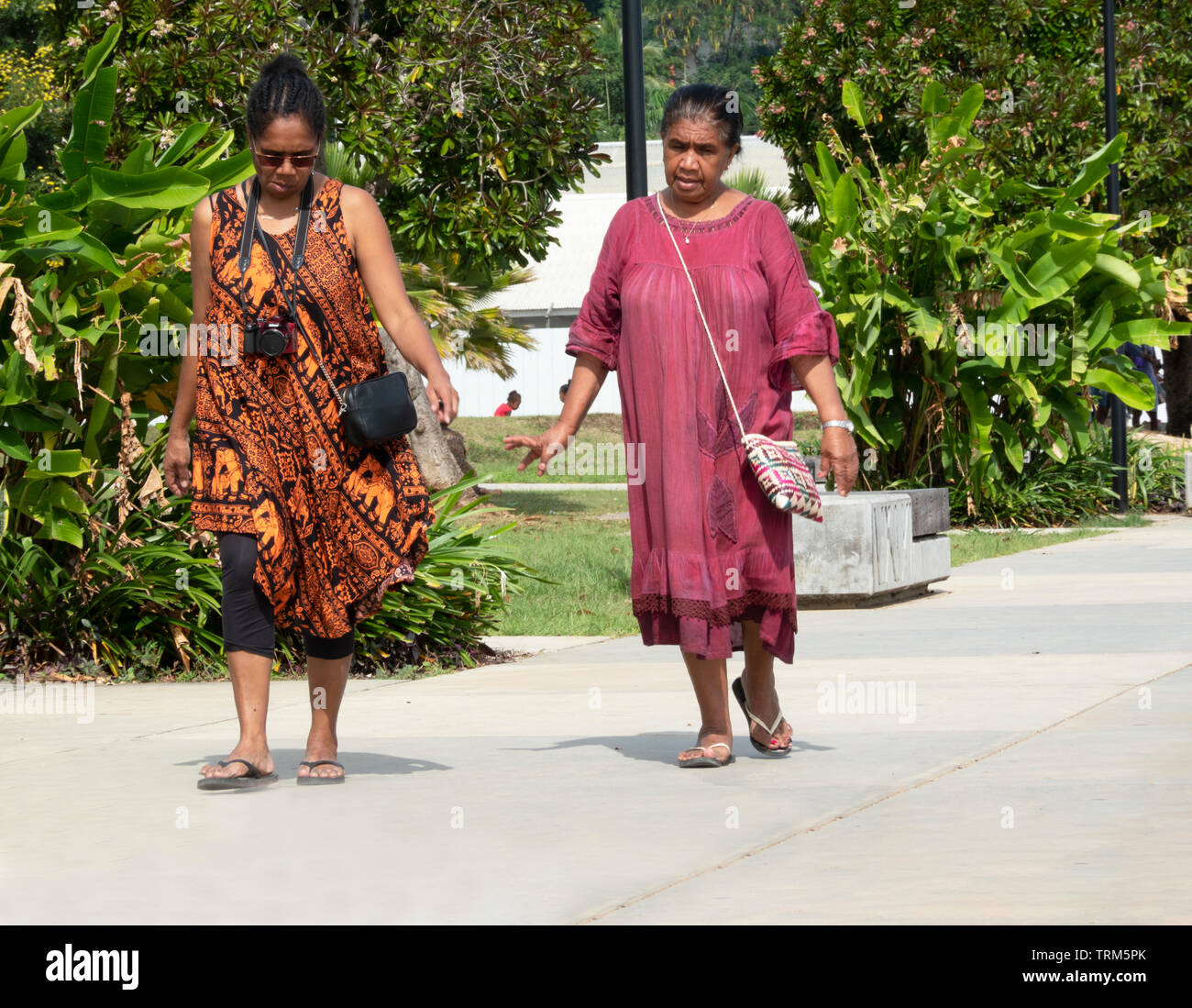 Candid portrait de deux femmes mélanésiennes balade dans un parc, Port Vila, l'île d'Efate, Vanuatu, Mélanésie Banque D'Images