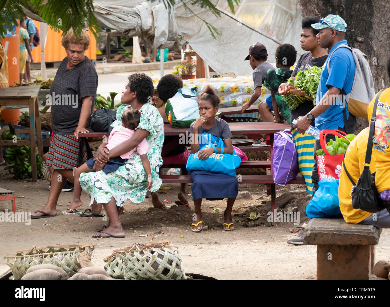 Les gens assis au marché de Port Vila, l'île d'Efate, Vanuatu, Mélanésie Banque D'Images