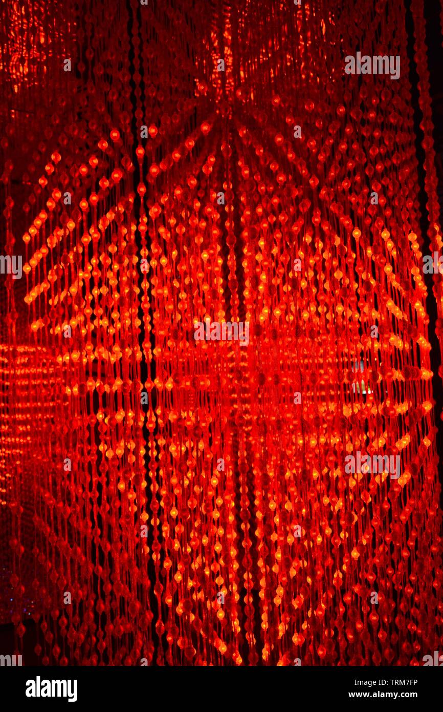 L'installation des feux à LED rouge brillant à Xintiandi à Shanghai Banque D'Images