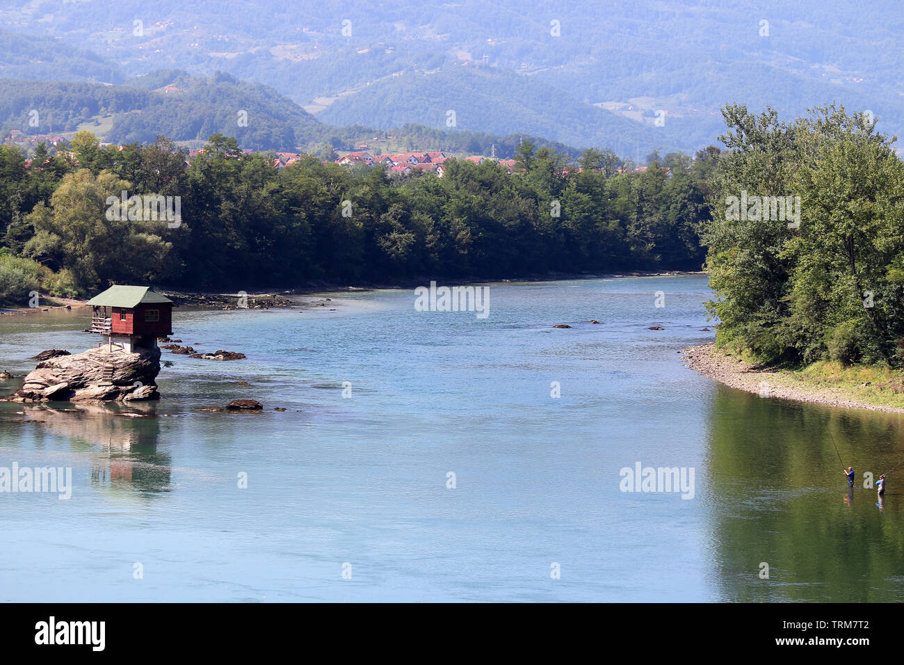 Chambre le rock et fishermans Drina Serbie paysage Banque D'Images Chambre le rock et fishermans Drina Serbie paysage Banque D'Images