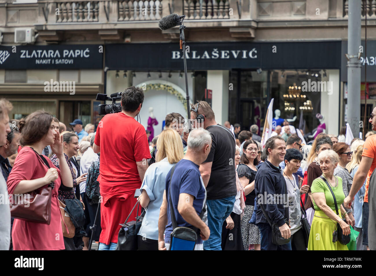 Belgrade, Serbie, 6 juin 2019 : tournage tournage la procession en l'honneur de la ville de jour (Spasovdan Saveurs) à la place Terazije Banque D'Images