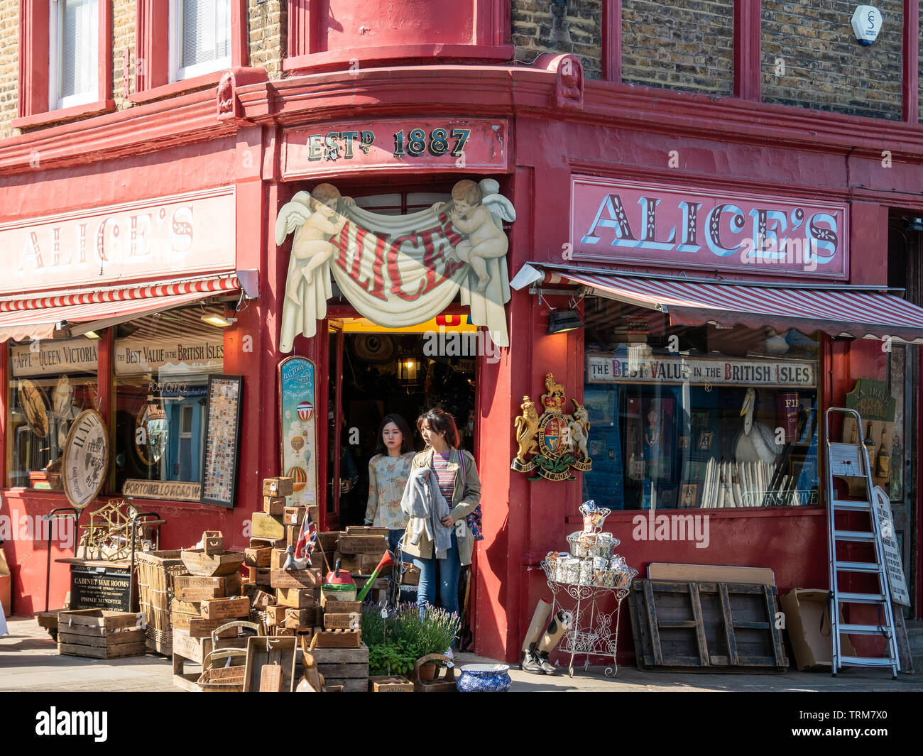 Boutique d'antiquités et de curiosité d'Alice sur la célèbre route de Portabello, Notting Hill, Londres. Cette boutique a été présentée dans la série de films "Paddington". Banque D'Images