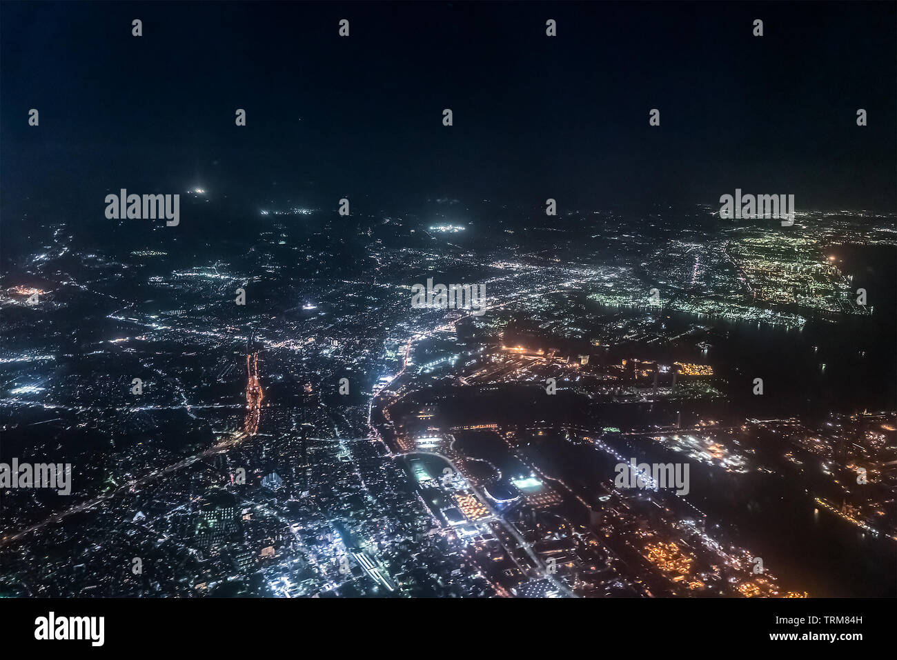 Vue aérienne de la baie de Tokyo autour de Urayasu ème arrondissement dans la nuit. Banque D'Images