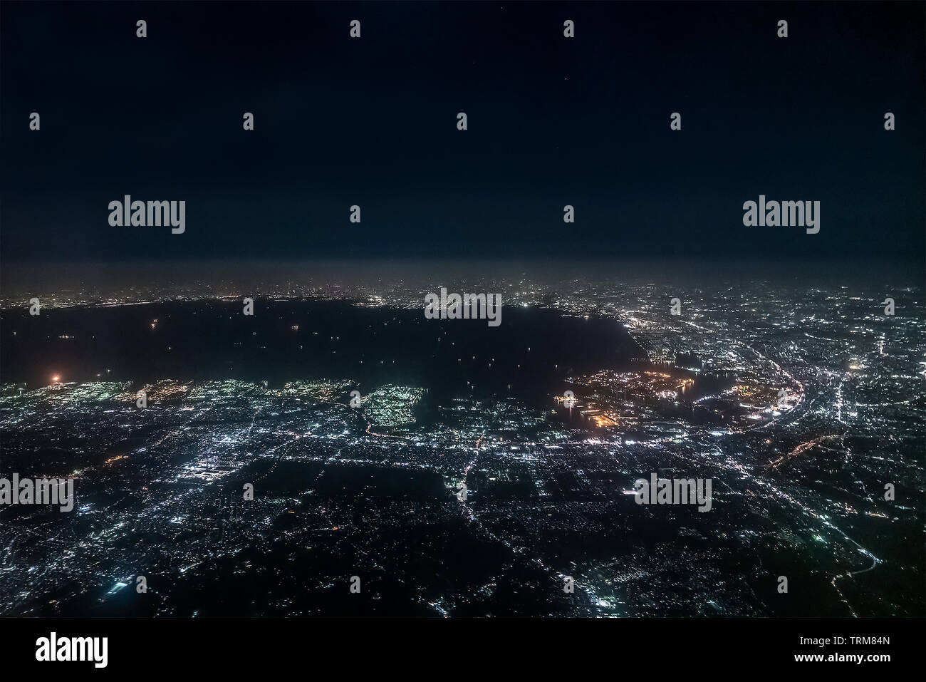 Vue aérienne de la baie de Tokyo autour de Chiba ème arrondissement dans la nuit. Banque D'Images