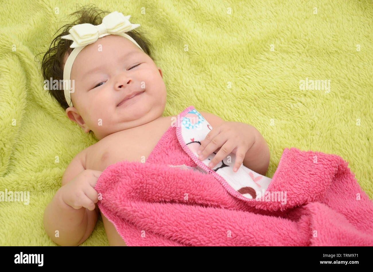 4 Mois Bebe Fille Mignon Photo Stock Alamy