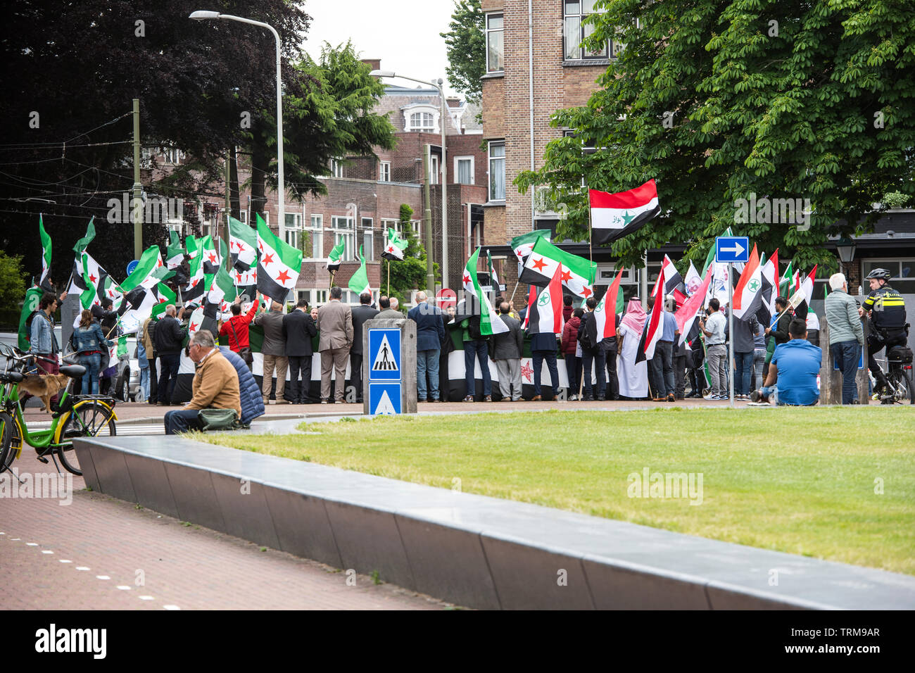 Un groupe de Syriens résidant aux Pays-Bas et l'Allemagne de protestation devant la Cour internationale de Justice (Palais de la paix) de la Haye, contre l'esprit du régime iranien avec les gens. Ahwazi Banque D'Images