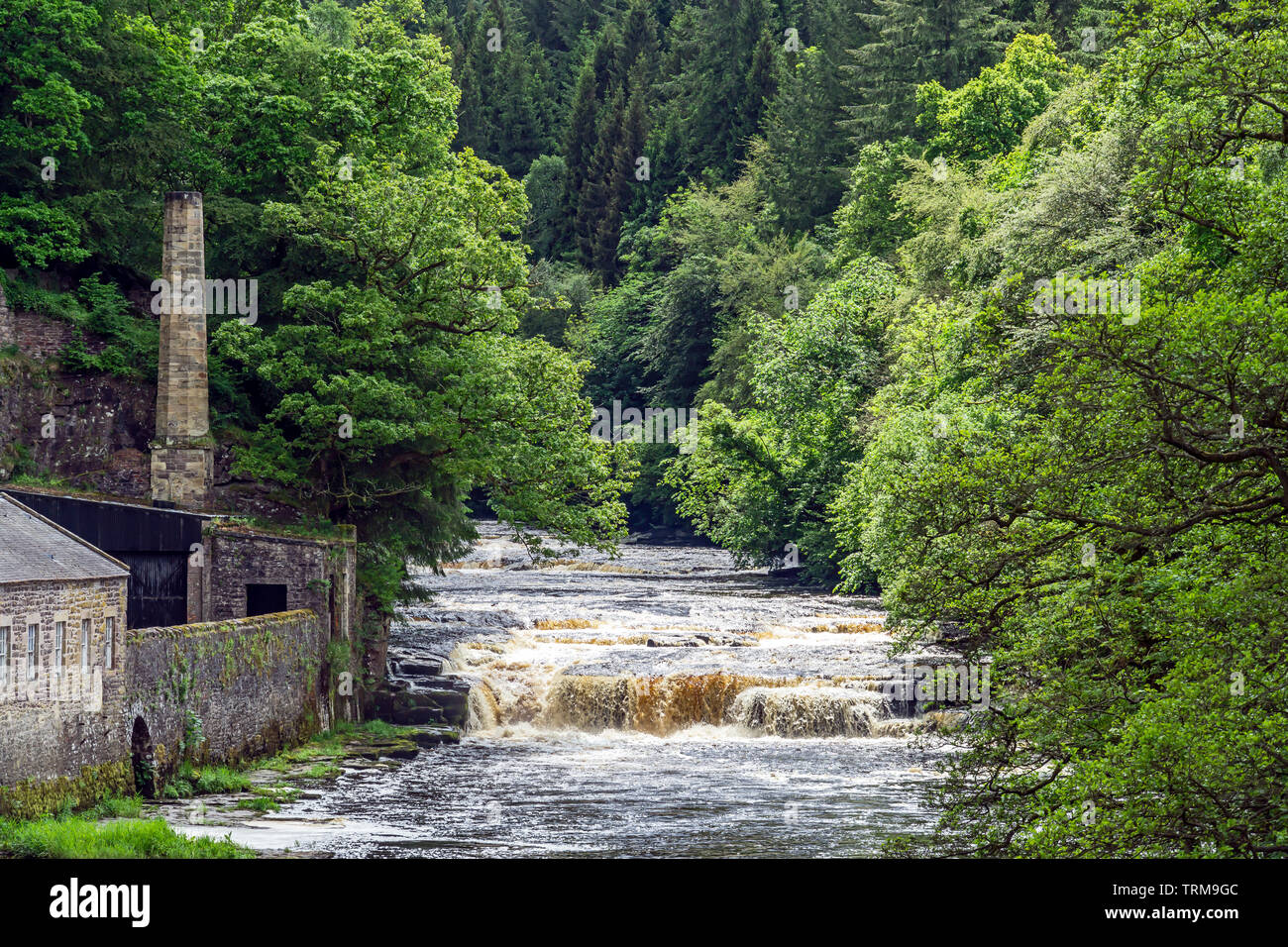 New Lanark riposte Chambre et cheminée avec Dundaff chute d'eau sur la rivière Clyde à New Lanark South Lanarkshire Lanark Scotland UK Banque D'Images