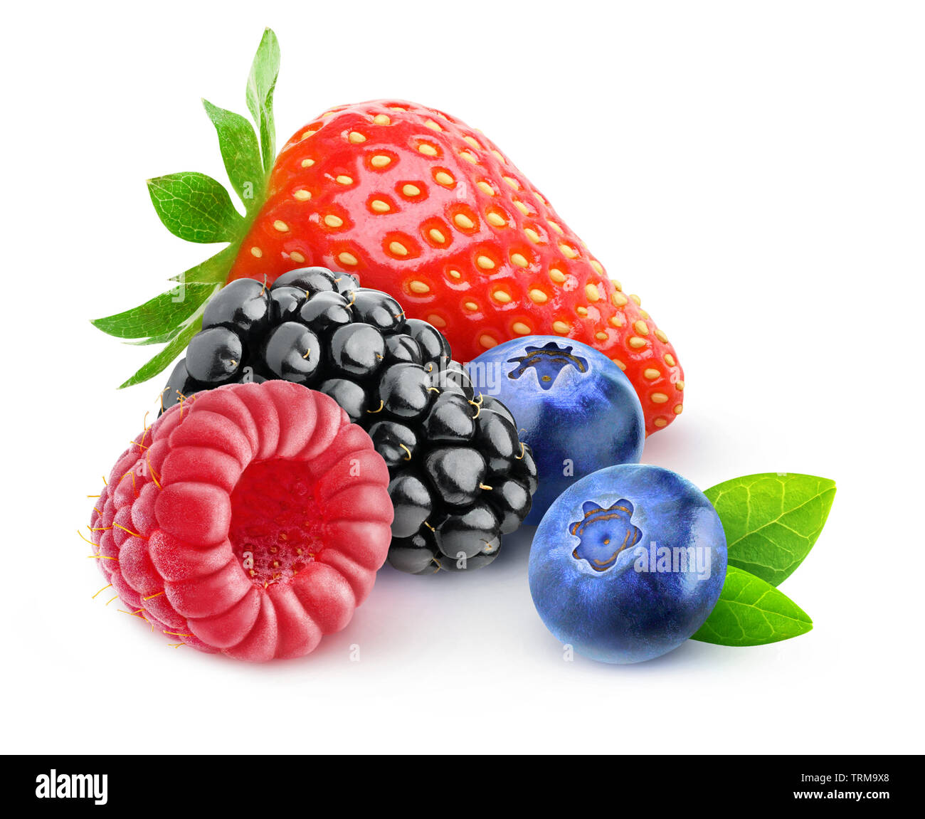 Les baies isolées. Fraise, mûre, framboise et fruits de bleuets dans un tas isolé sur fond blanc avec clipping path Banque D'Images