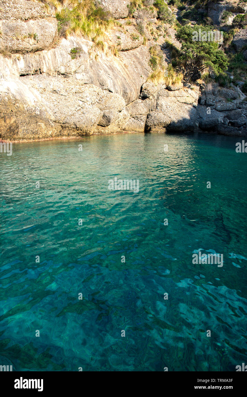 Paysages, maisons et villas vu lors d'un voyage en bateau sur la côte de Portofino à Gênes en Italie Banque D'Images