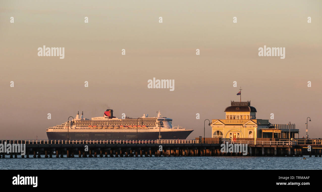 Melbourne Australie Scenes ; le bateau de croisière Queen Mary 2 passe devant St Kilda Pier. Banque D'Images